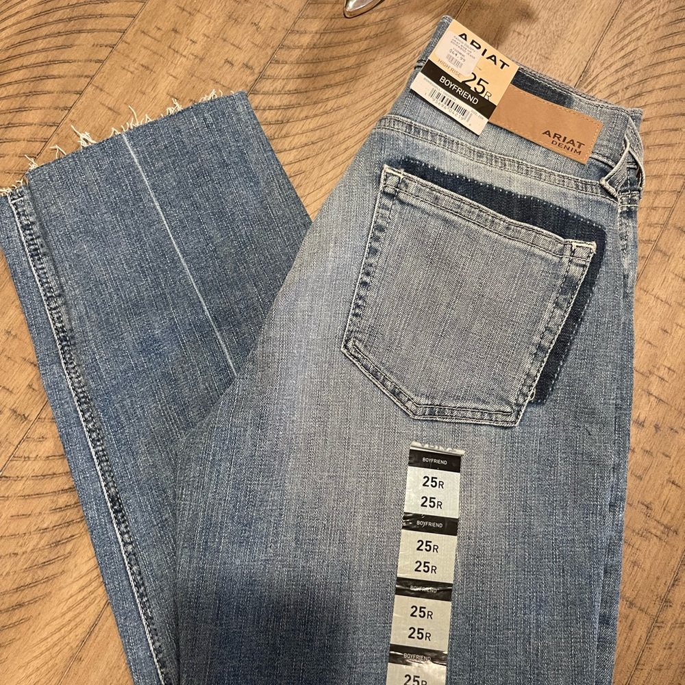 Ariat size 25 regular boyfriend cut, brand new